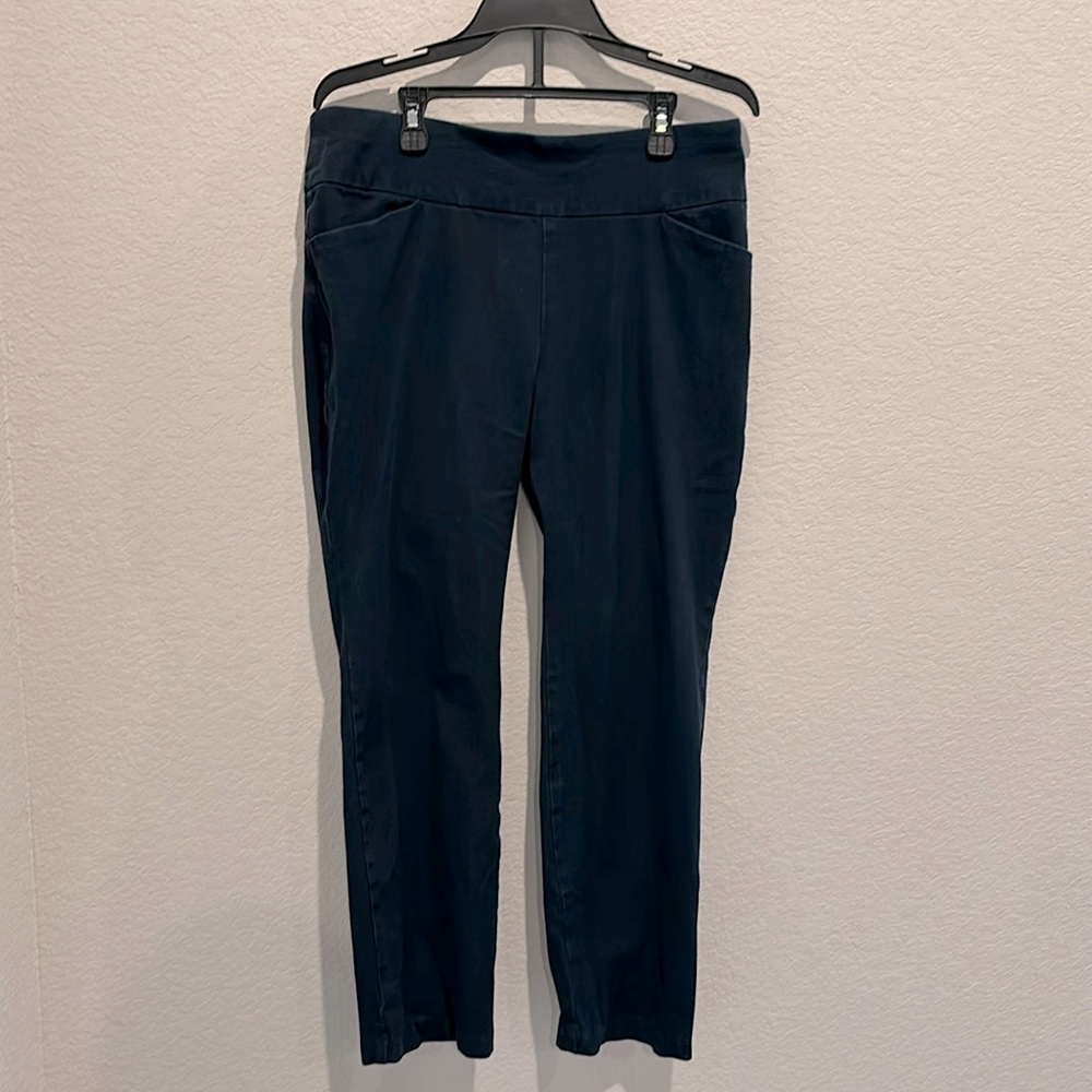 Lee Pull On Slim Fit Slim Leg Mid Rise Sculpting Women's size 10 Short Pants